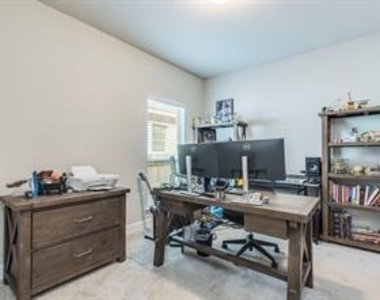 114 Chinaberry Bnd - Photo Thumbnail 5