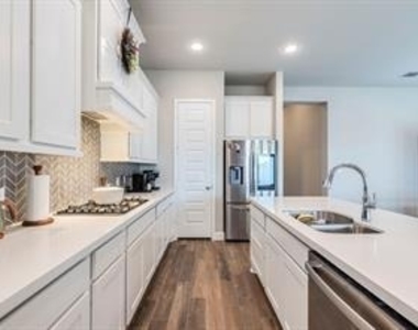 114 Chinaberry Bnd - Photo Thumbnail 2