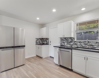 1202 W 22nd St - Photo Thumbnail 5