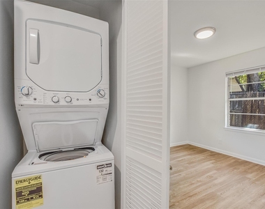 1202 W 22nd St - Photo Thumbnail 9