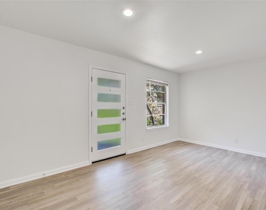 1202 W 22nd St - Photo Thumbnail 2