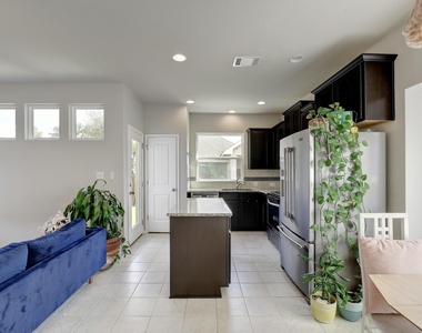 518 Stonewood Ln - Photo Thumbnail 8