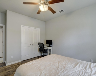 518 Stonewood Ln - Photo Thumbnail 15
