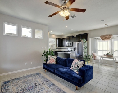 518 Stonewood Ln - Photo Thumbnail 3