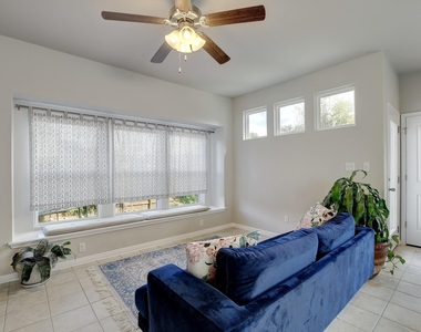 518 Stonewood Ln - Photo Thumbnail 5