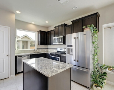 518 Stonewood Ln - Photo Thumbnail 7