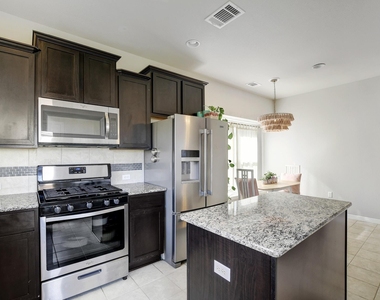 518 Stonewood Ln - Photo Thumbnail 11