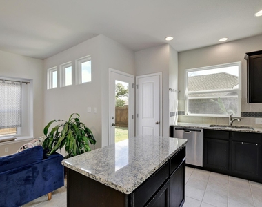 518 Stonewood Ln - Photo Thumbnail 9