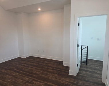 7601 Carver Ave - Photo Thumbnail 5