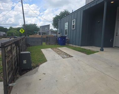 7601 Carver Ave - Photo Thumbnail 3