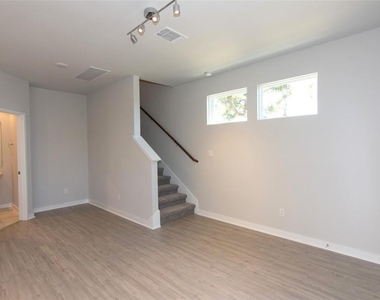 605 W South St - Photo Thumbnail 8
