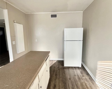 3304 Red River St - Photo Thumbnail 5