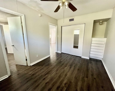 3304 Red River St - Photo Thumbnail 7