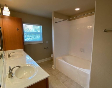 1601 Miriam Ave - Photo Thumbnail 14