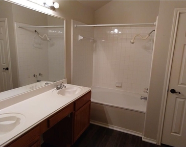 1007 Russwood Cv - Photo Thumbnail 9