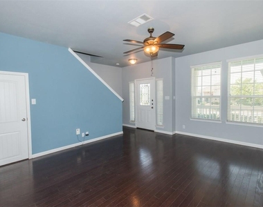 937 Alamo Plaza Dr - Photo Thumbnail 4