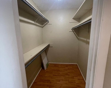 910 Duncan Ln - Photo Thumbnail 11
