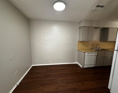 2202 Donahue Ln - Photo Thumbnail 5