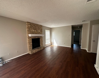 2202 Donahue Ln - Photo Thumbnail 4