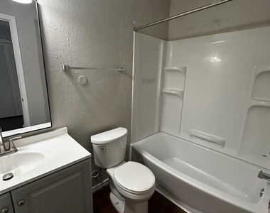 2202 Donahue Ln - Photo Thumbnail 9
