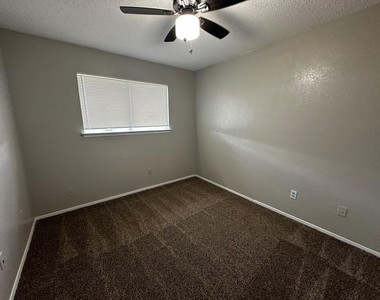 2202 Donahue Ln - Photo Thumbnail 10