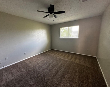2202 Donahue Ln - Photo Thumbnail 8