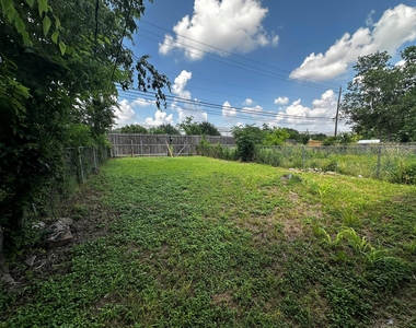 2202 Donahue Ln - Photo Thumbnail 11