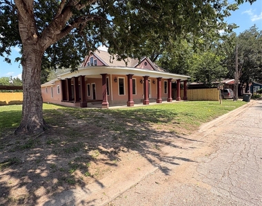 105 S Cedar St - Photo Thumbnail 1