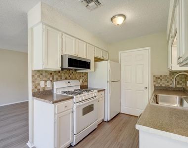 418 Linden St - Photo Thumbnail 8