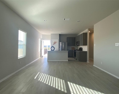 11704 Murano Dr - Photo Thumbnail 7