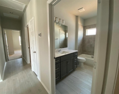 11704 Murano Dr - Photo Thumbnail 21