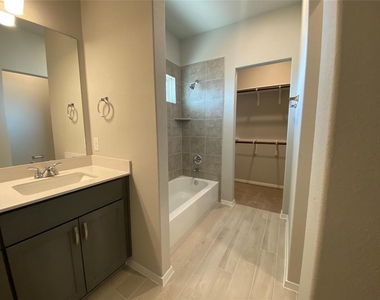 11704 Murano Dr - Photo Thumbnail 15