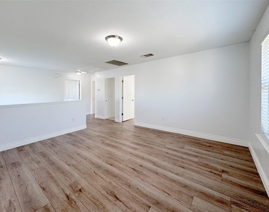 251 Triumph Rd Sw - Photo Thumbnail 14