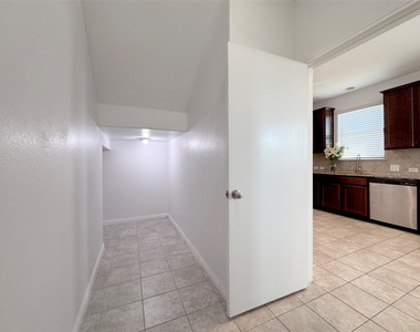 251 Triumph Rd Sw - Photo Thumbnail 10