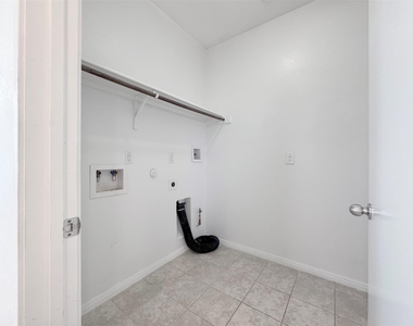 251 Triumph Rd Sw - Photo Thumbnail 11