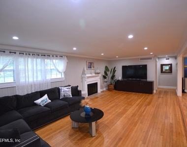 7004 Hyde Grove Avenue - Photo Thumbnail 2