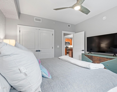 955 Registry Boulevard - Photo Thumbnail 12