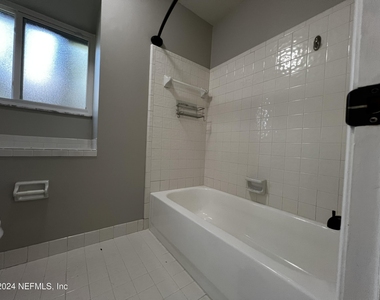 6137 Island Forest Drive - Photo Thumbnail 11