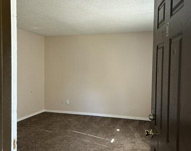 470 Crabapple Court - Photo Thumbnail 3