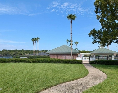 2413 Cedar Trace Drive W - Photo Thumbnail 32