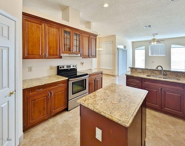 2413 Cedar Trace Drive W - Photo Thumbnail 13