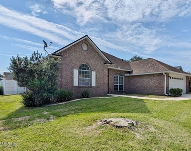 2413 Cedar Trace Drive W - Photo Thumbnail 2