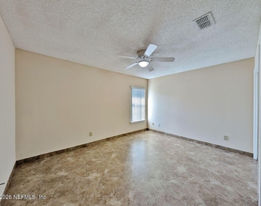 2413 Cedar Trace Drive W - Photo Thumbnail 20