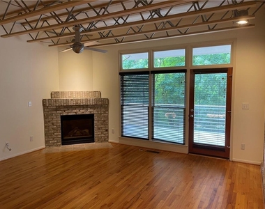 1325 Peachtree View Ne - Photo Thumbnail 5
