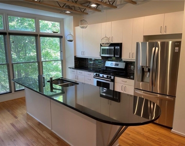 1325 Peachtree View Ne - Photo Thumbnail 2