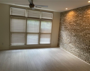 1325 Peachtree View Ne - Photo Thumbnail 7