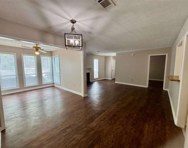 3841 Woodridge Way - Photo Thumbnail 5