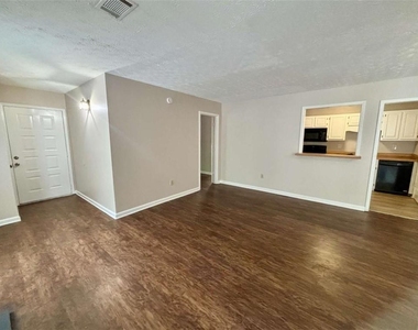 3841 Woodridge Way - Photo Thumbnail 4