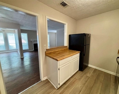 3841 Woodridge Way - Photo Thumbnail 9