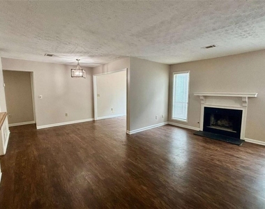 3841 Woodridge Way - Photo Thumbnail 3